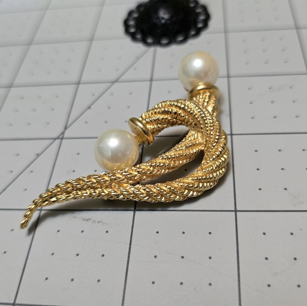 Elegant Gold and Faux Pearl Women's Brooch